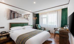 Postel nebo postele na pokoji v ubytování Nostalgia Hotel Near Prince Gong's Mansion- Beihai Park, Tian'anmen Square, Nanluoguxiang Hutong, Huguosi Hutong Snack Street, 5 minutes walk away from Ping'anli Subway Station, Free ice cream and laundry service,English communication well