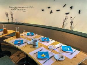 einen Tisch in einem Restaurant mit Vögeln an der Wand in der Unterkunft Bergwerksilo Herznach in Herznach