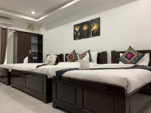 two large beds in a room with at Jasmine Vangvieng Hotel in Vang Vieng
