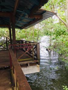 un puente sobre un río junto a un cuerpo de agua en Homestay Cikgu Sungai Batu Besi, en Bedung