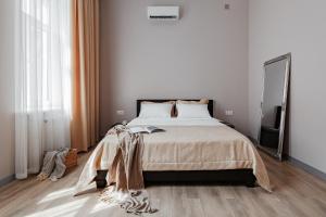 Кровать или кровати в номере Central Barkar Apartments