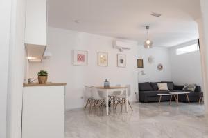 a living room with a couch and a table at Apartamento Centro La Paz by CasaTuristica in Ronda