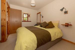 1 dormitorio con 1 cama grande en una habitación en Farmtoun Cottage Apartment en Forfar