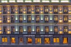 fachada de un edificio con ventanas iluminadas en Hotel Aqua Liberty en Tiflis
