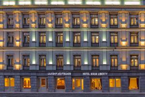 une façade de bâtiment avec des fenêtres éclairées dans l'établissement Hotel Aqua Liberty, à Tbilissi