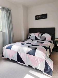 Een bed of bedden in een kamer bij Romantic vintage retreat away in West Auckland