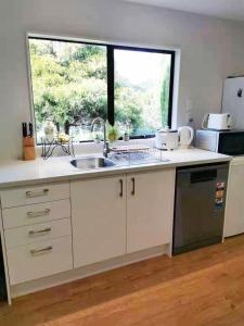 Een keuken of kitchenette bij Romantic vintage retreat away in West Auckland