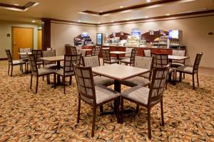 Restoranas ar kita vieta pavalgyti apgyvendinimo įstaigoje Baymont Inn & Suites by Wyndham Sturgis