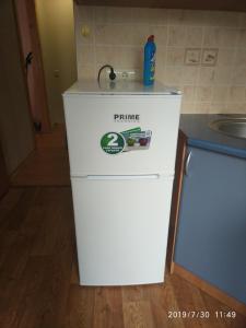 refrigerador congelador blanco sentado en una cocina en Apartment on Danyla Galytskogo 8A, en Morshyn