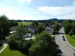 eine kleine Stadt mit Häusern und einer Straße in der Unterkunft Ferienwohnung Nicole in Isny im Allgäu