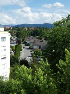 Blick auf eine Stadt mit Häusern und Bäumen in der Unterkunft Ferienwohnung Nicole in Isny im Allgäu