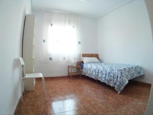 バレンシアにあるMALVARROSAのベッドルーム1室(ベッド1台、大きな窓付)