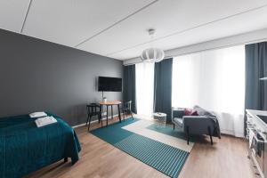 TV a/nebo společenská místnost v ubytování Forenom Serviced Apartments Vantaa Neilikkatie