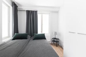 Кровать или кровати в номере Forenom Serviced Apartments Vantaa Neilikkatie