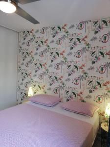 Ένα ή περισσότερα κρεβάτια σε δωμάτιο στο L'arbre du Voyageur