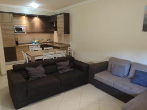 - un salon avec un canapé et une table dans l'établissement Espirito Santo Apartment, à Portimão
