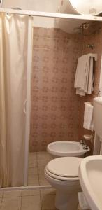 馬爾恰納馬里納的住宿－安塞爾米酒店，带淋浴、卫生间和盥洗盆的浴室