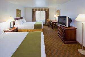 TV tai viihdekeskus majoituspaikassa Holiday Inn Express Hotel & Suites Elkins, an IHG Hotel