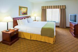 Łóżko lub łóżka w pokoju w obiekcie Holiday Inn Express Hotel & Suites Elkins, an IHG Hotel