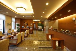Hotel Route-Inn Sakaide-Kita Inter tesisinde bir restoran veya yemek mekanı