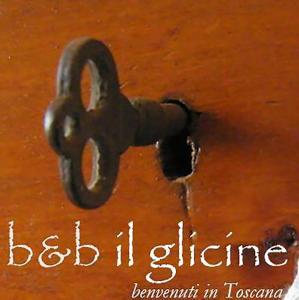 einem Schließen einer Tür mit einem Metallschlüssel in der Unterkunft B&B Il Glicine in Montefollonico