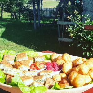 een dienblad met brood en groenten op een tafel bij Kovcica Rooms in Žabljak