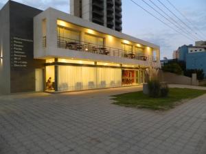 een groot gebouw met lichten aan de zijkant bij Hotel Maritimo in Villa Gesell