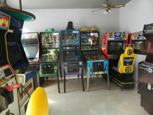 een ruimte gevuld met veel videogame machines bij Hotel Maritimo in Villa Gesell
