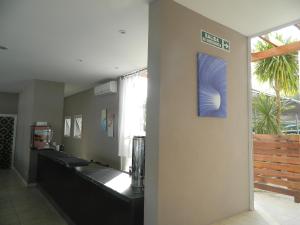 een badkamer met twee wastafels en een spiegel bij Hotel Maritimo in Villa Gesell +86 foto's