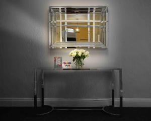 ブラックプールにあるTwelve Apartmentsの鏡付花瓶テーブル