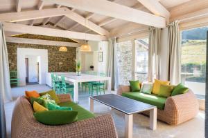 uma sala de estar com mobiliário verde e uma mesa em Agriturismo Famiglia al Castello Di Bagnolo em Bagnolo Piemonte