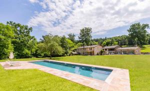 Bazén v ubytování Agriturismo Famiglia al Castello Di Bagnolo nebo v jeho okolí