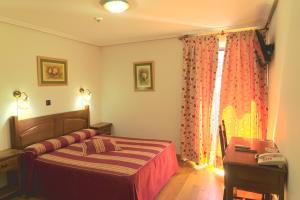 Postel nebo postele na pokoji v ubytování Hotel Jacobeo