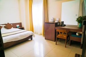 Giường trong phòng chung tại Dai A Hotel