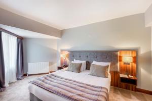een hotelkamer met een groot bed met 2 kussens bij The Sign Esentepe Hotel&Kayak Merkezi in Gerede
