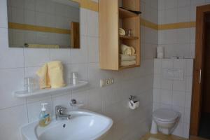 Koupelna v ubytování Hotel Garni Tirolerhof