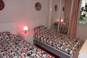 Un dormitorio con dos camas y un espejo. en Apartment 202 Parque Miraflores Mijas Costa, en Mijas 22 fotos más