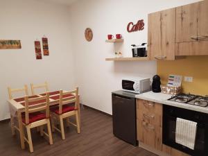 een kleine keuken met een tafel en een fornuis bij Canale rooms e apartments in Casteldaccia