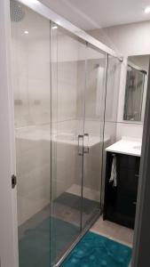 una ducha de cristal en un baño con lavabo en Apartment 202 Parque Miraflores Mijas Costa, en Mijas