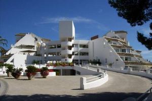 un gran edificio blanco con plantas delante en Apartment 202 Parque Miraflores Mijas Costa, en Mijas