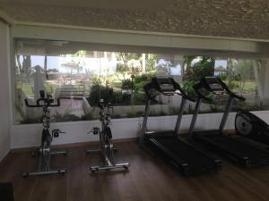Un gimnasio con tres bicicletas estáticas en una habitación. en Apartment 202 Parque Miraflores Mijas Costa, en Mijas