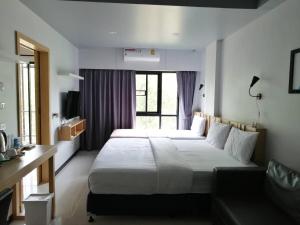 Giường trong phòng chung tại Baan Bangkok 97 Hotel
