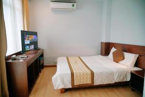 Giường trong phòng chung tại Dai A Hotel