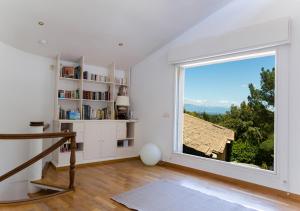 a white room with a large window and a staircase at Au Coeur des Vignes en Provence in Châteauneuf-de-Gadagne