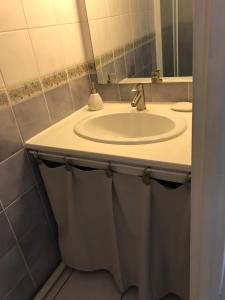 A bathroom at Appartement 238 village LES SALICORNES