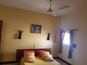 - une chambre avec un lit et une fenêtre dans l'établissement Hotel Le Relais Normand, à Antananarivo