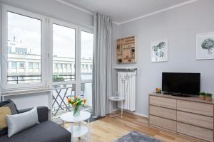 Televízia a/alebo spoločenská miestnosť v ubytovaní Apartments City Center by Noclegi Renters