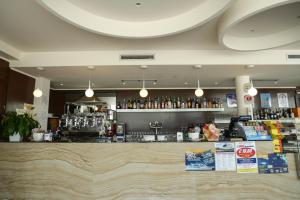 un bar dans un restaurant avec beaucoup d'alcool dans l'établissement Hotel I Crespi, à Grosseto