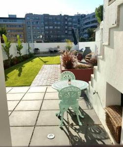 a patio with a table and chairs on a balcony at Casa Jardim in Porto