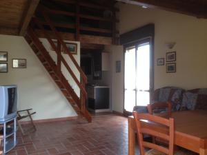 - un salon avec un escalier dans l'établissement La Casa Gialla, à Carloforte